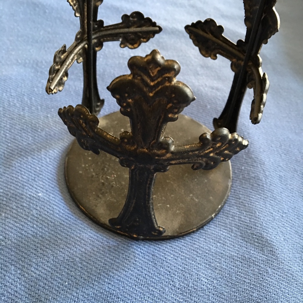 Candle holder.